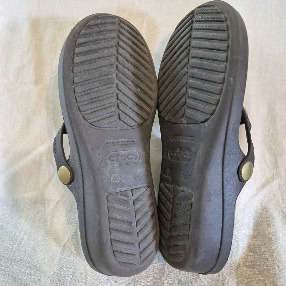 Crocs Sanrah Women Size 7 Wedge Sandals Thong Flip Flop Comfort Beach Resortwear
